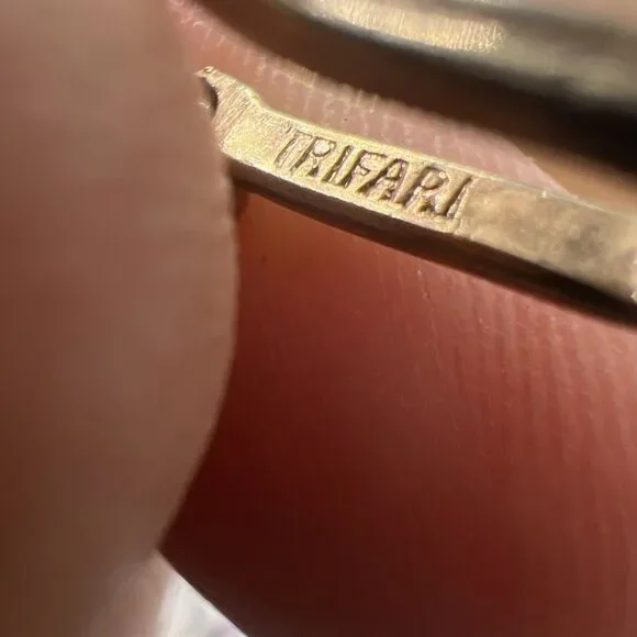 Vintage Designer Signed Trifari Milk Glass Gold Tone Necklace 17" Adjustable - Picture 5 of 5